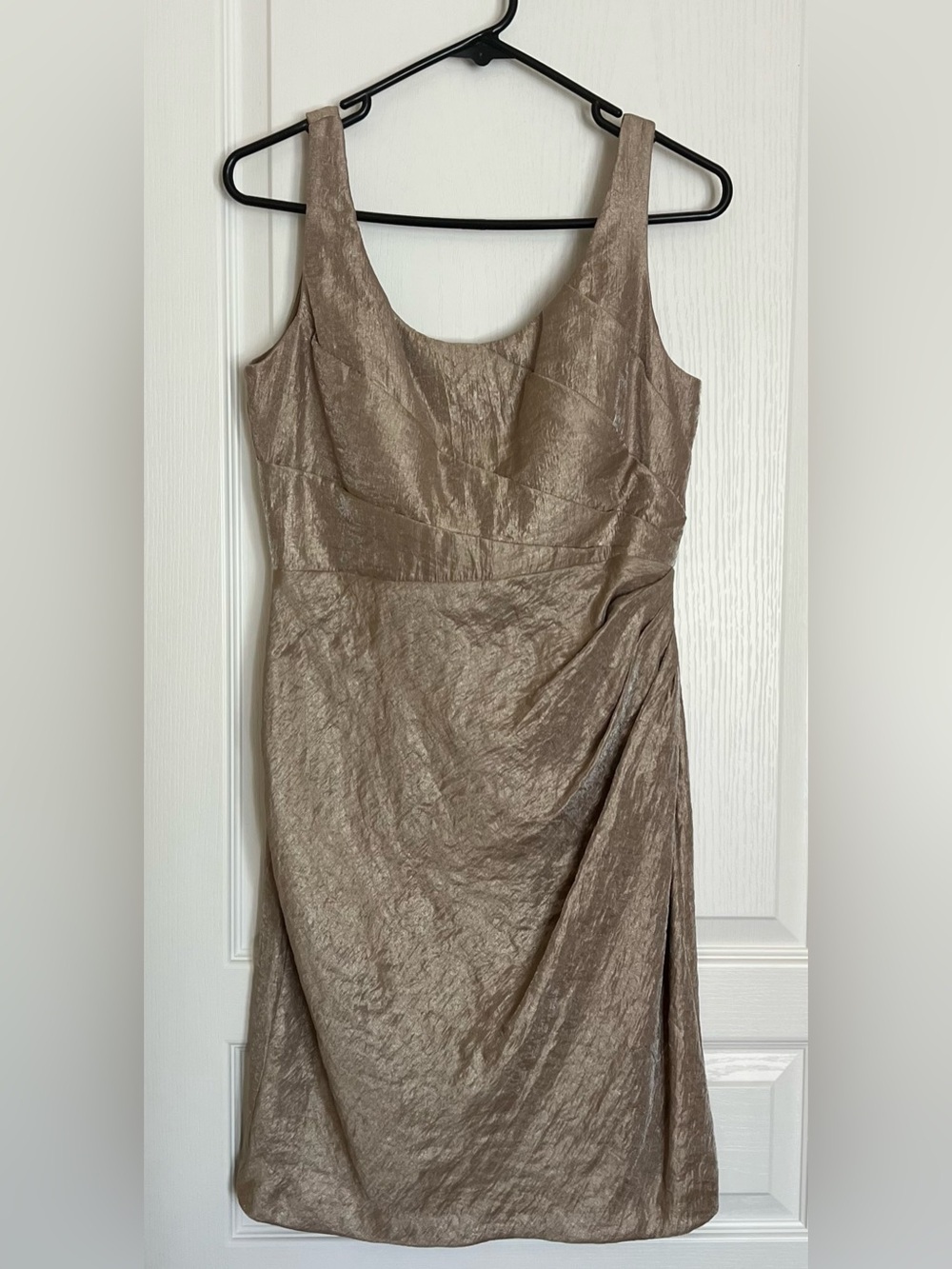 Jessica Howard Champagne Gold Metallic Sleeveless Cocktail Dress Ruched Detail